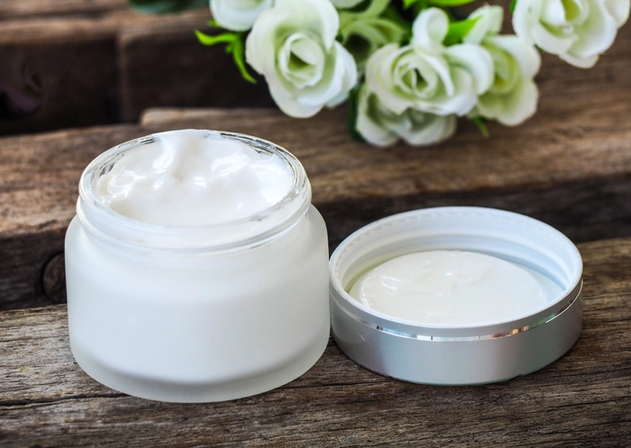 crema pentru hidratare prezentata pe o suprafata de lemn