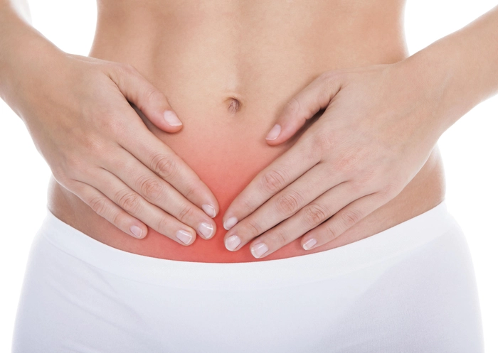 grafica femeie care se tine de josul abdomenului din cauza durerii
