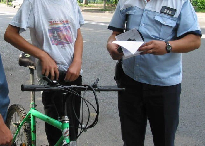un biciclist si un politist