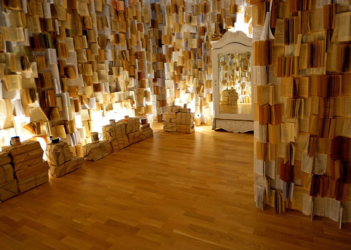  incapere cu multe foi si carti pe pereti