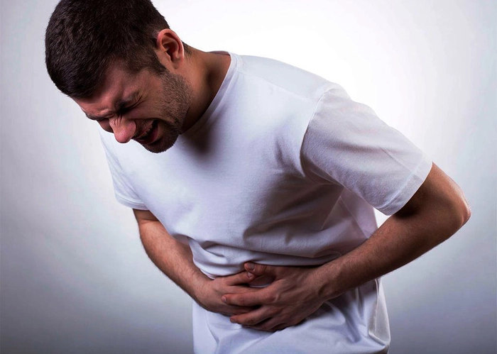 barbat are se tine de partea stanga a abdomenului
