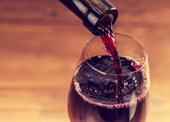 un pahar de vin rosu