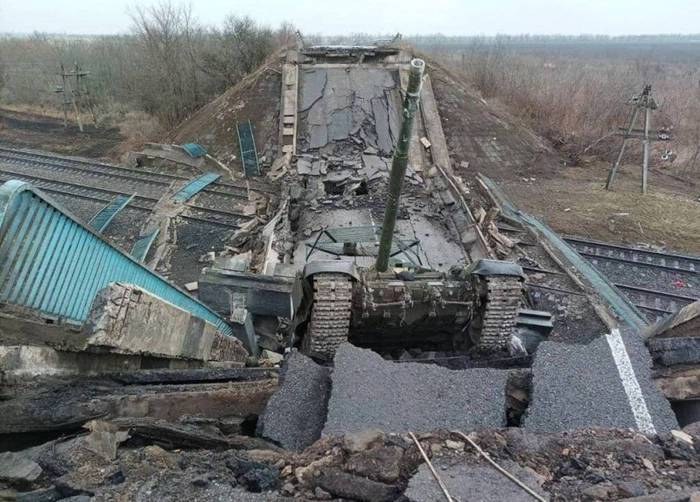 tancuri rasturnate, distruse in urma bombardamentelor din Ucraina