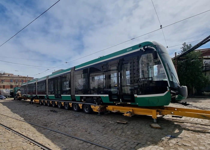 tramvai Bozankaya pe platforma adus la depoul ctp iasi