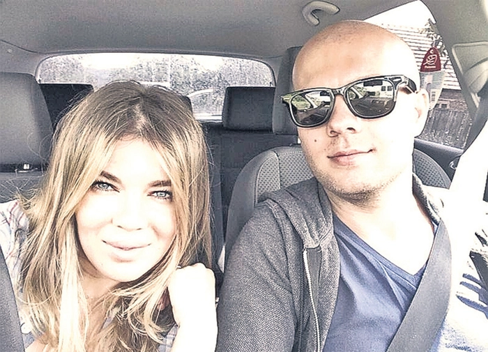 Gina Pistol alaturi de Paul fratele ei mai mic in masina