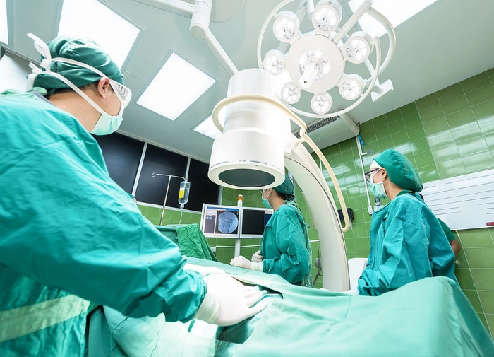 medici în timpul operației