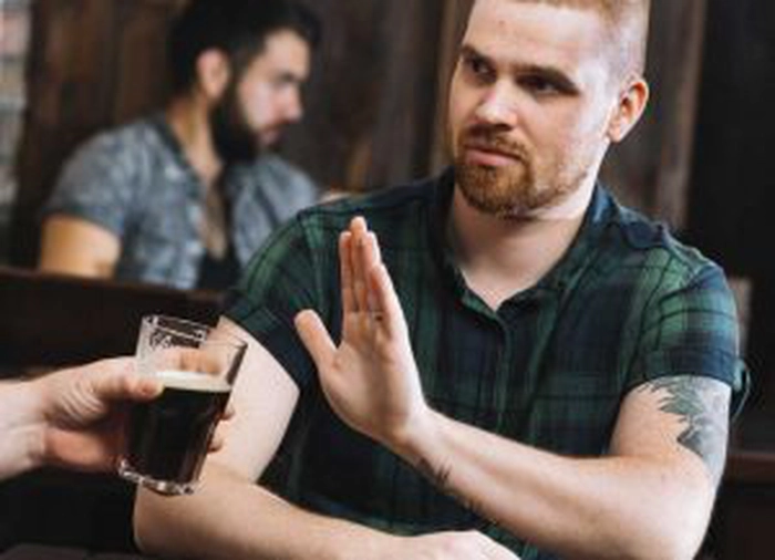 persoană care refuză să bea alcool
