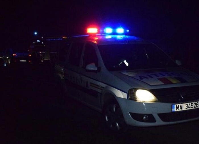 o masina de politie in timpul noptii