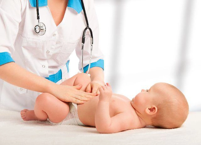 un bebeluș și un medic