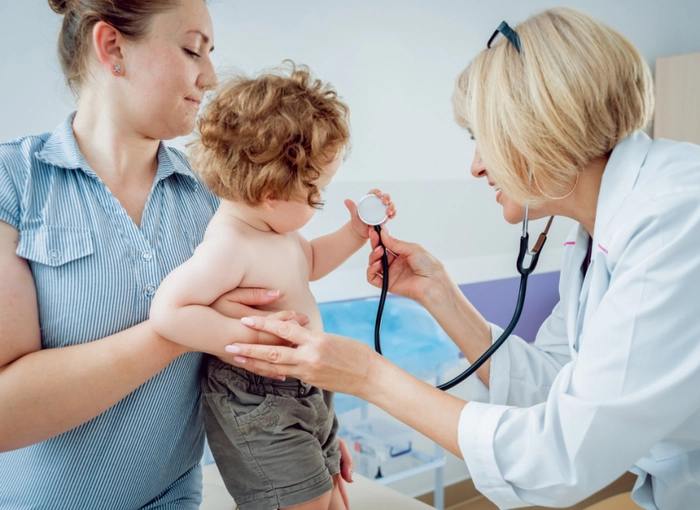 un copil consultat de medic