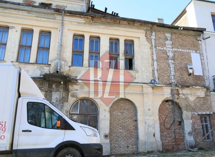 Cladirea filarmonicii iesene si o duba alba