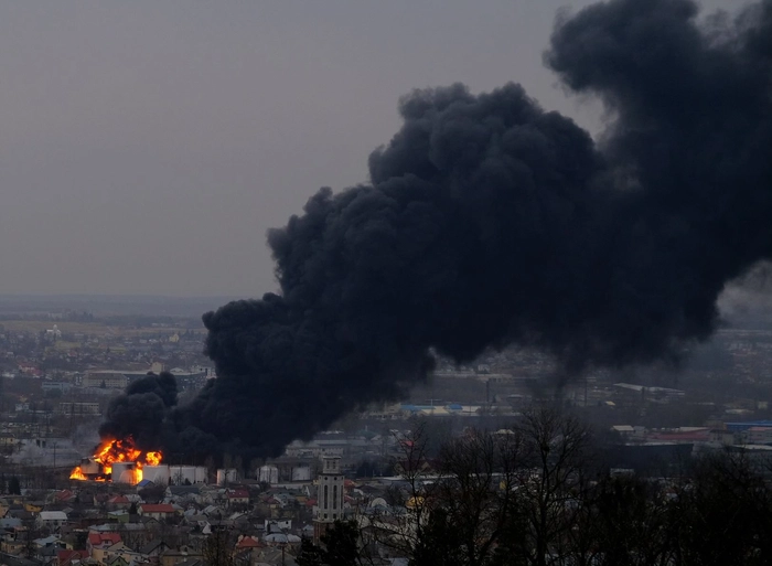 orașul Lviv din vestul Ucrainei fum negru in Lviv in urma atacului armatei ruse