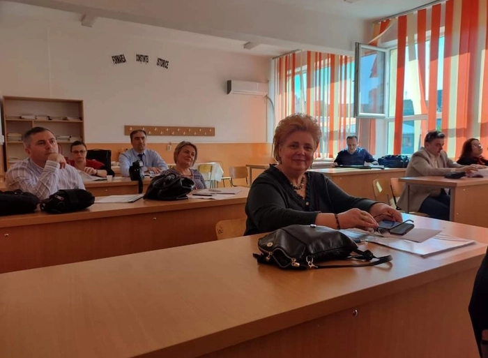  director Lacramioara Iordachescu insotita de alta persoane