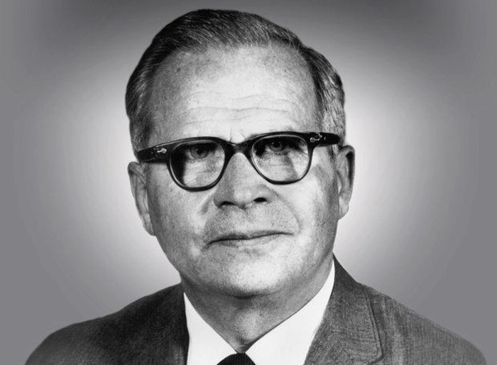 poza tip portret Peter Carl Goldmark
