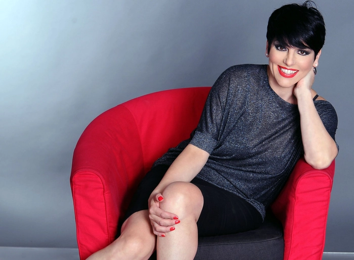 chef patrizia asezata pe un fotoliu rosu