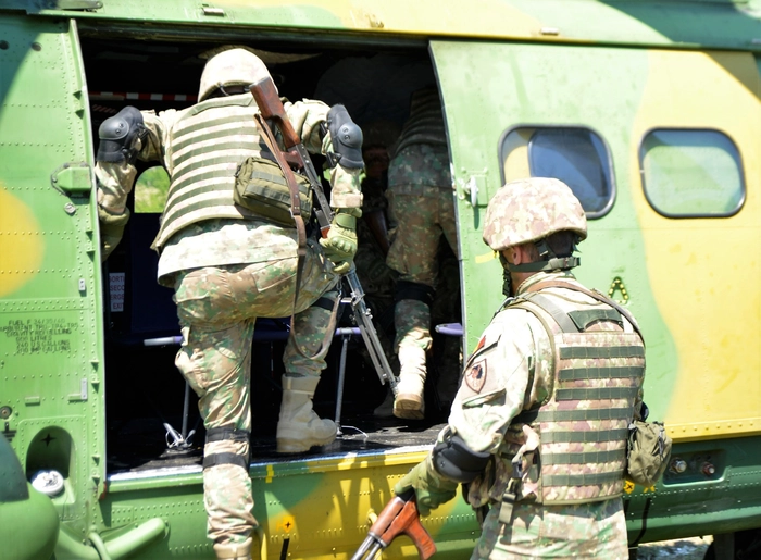 militari urcand intr-un elicopter