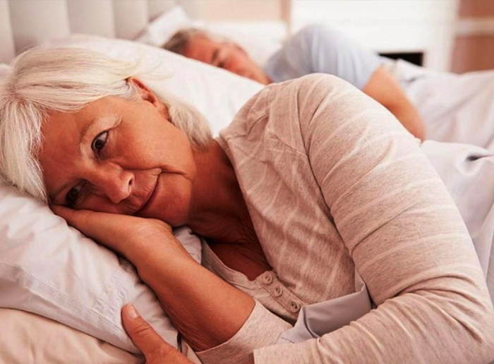 persoană în vârstă care suferă de insomnie
