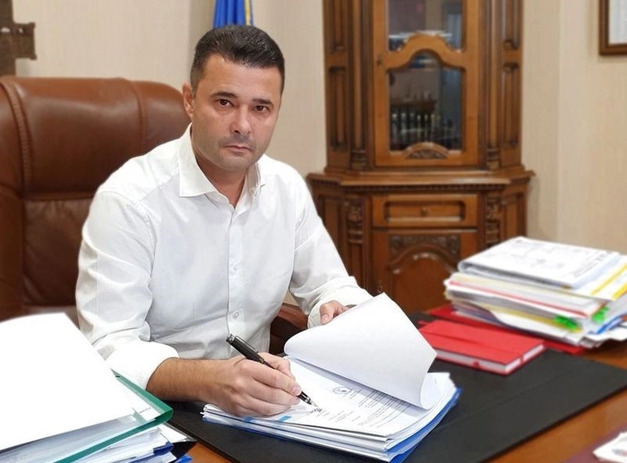 Daniel Florea în birou sau semnând niște documente