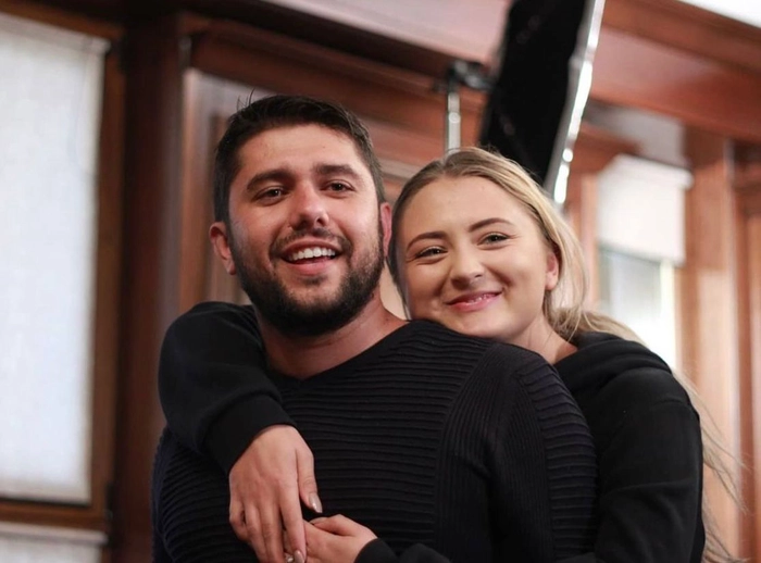 o poza cu Aida si cu colegul sau de echipa