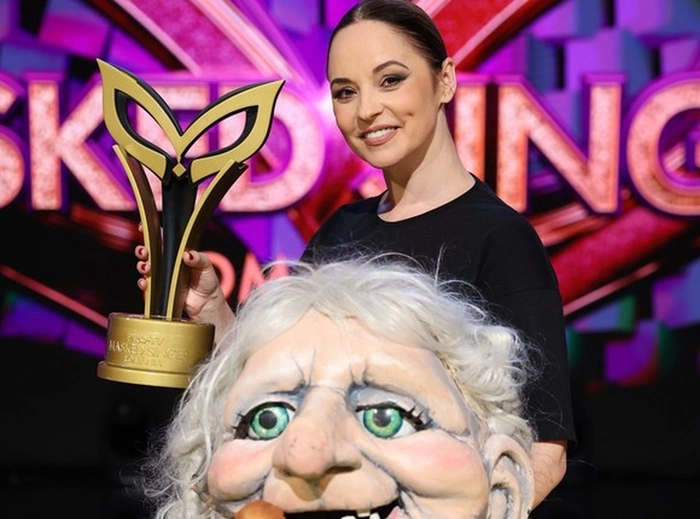 Andreea Marin cu o mască de Muma Pădurii în mână și un trofeu