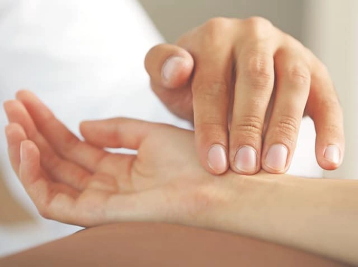 persoana care isi verifica pulsul