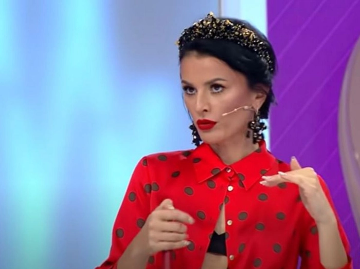 rux în rochie roșie