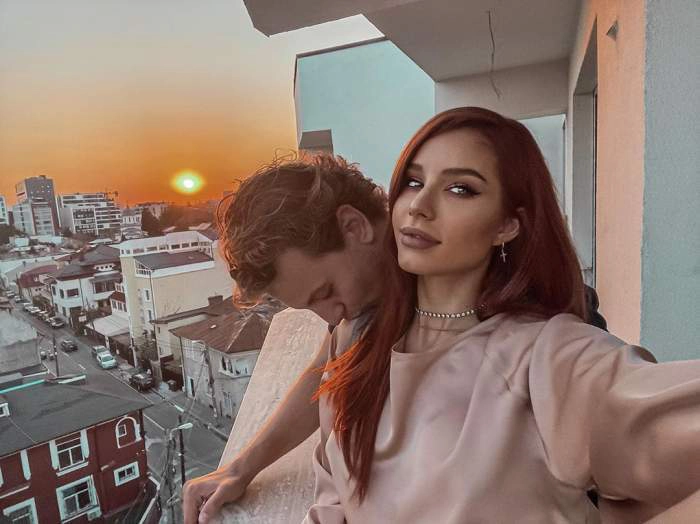 alex militaru si carmen grebenisan selfie pe balcon