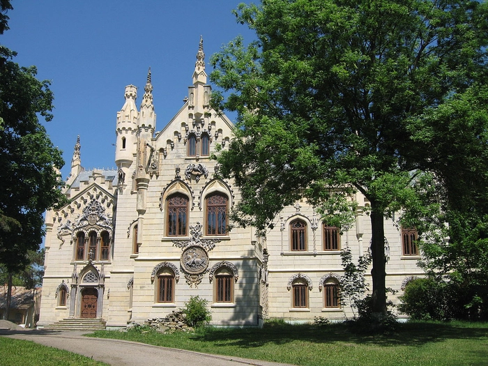 Vedere din gradina cu castelul Sturdza din Miclauseni
