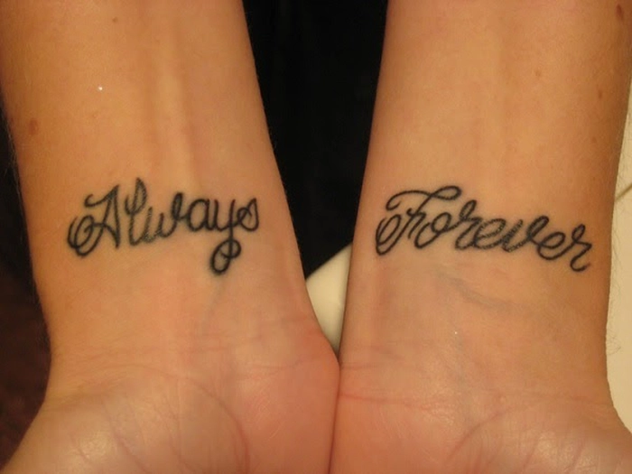 doua maini alaturate cu tatuaj pe ele
