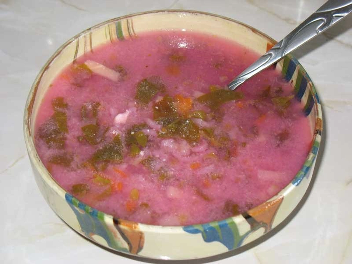 castron cu ciorbă de lobodă roșie