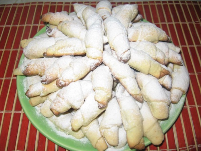 platou cu cornulete cu rahat