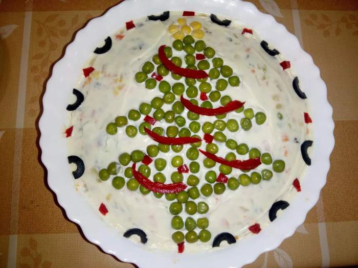 salata de boeuf ornata intr-o farfurie