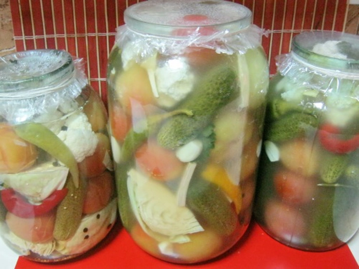 mai multe borcane cu legume in zeama tulbure