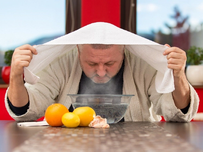 un bărbat care face inhalații