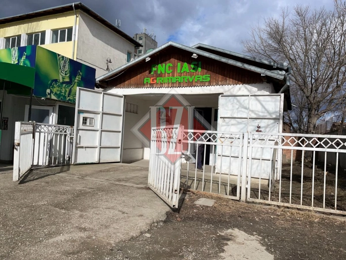 o imagine cu o clădire și un gard
