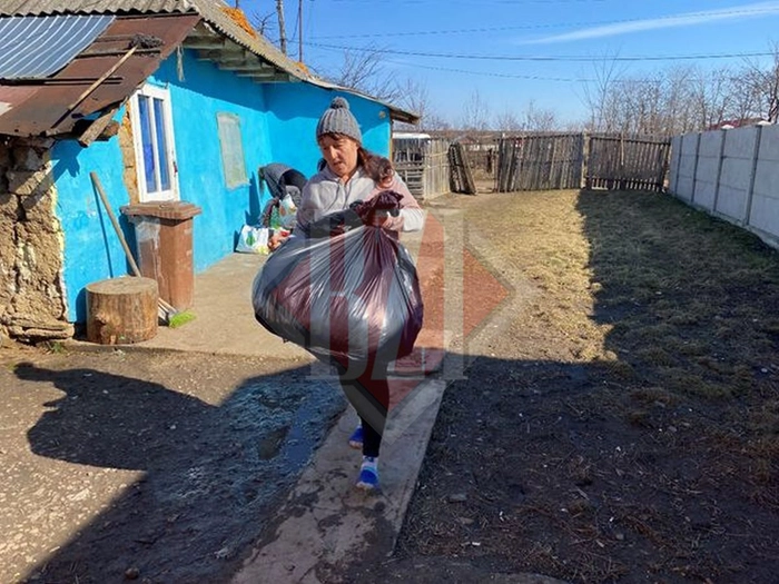  Oana cu un sac in mana