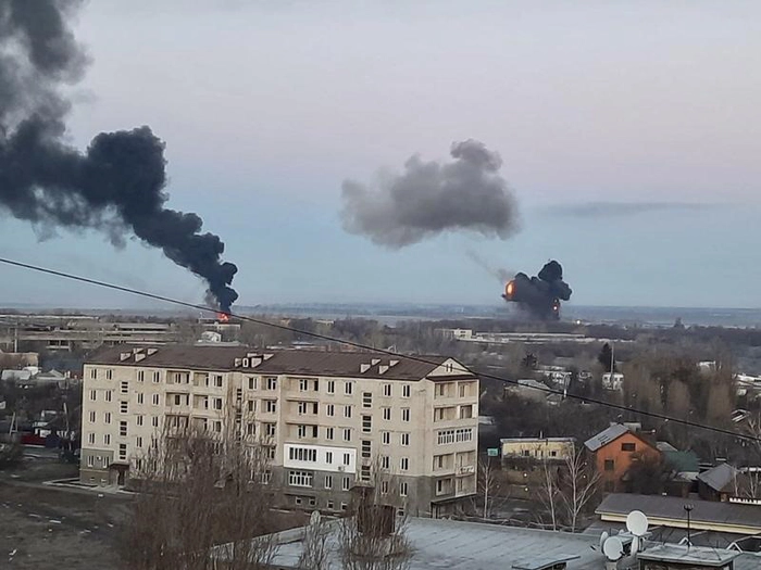 cladiri incendiate care ard