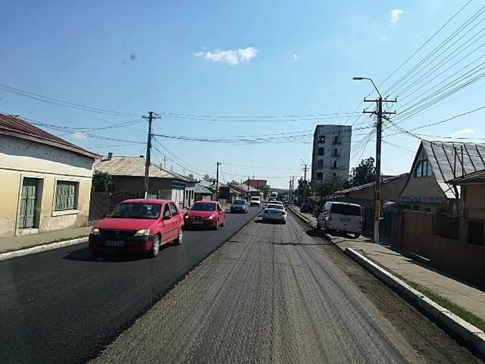 un drum din Podu Iloaiei in timp ce este asfaltat