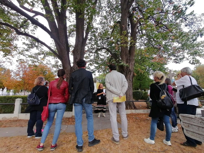 Irina Tacu si un grup de turisti la Cimitirul Eternitatea