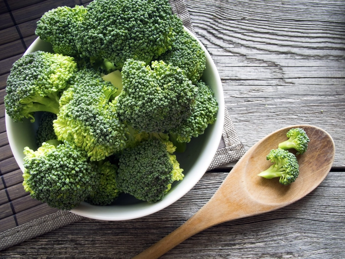 un bol cu broccoli
