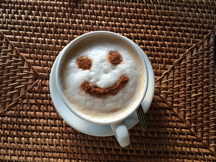 ceasca de cafea cu fata zambareata