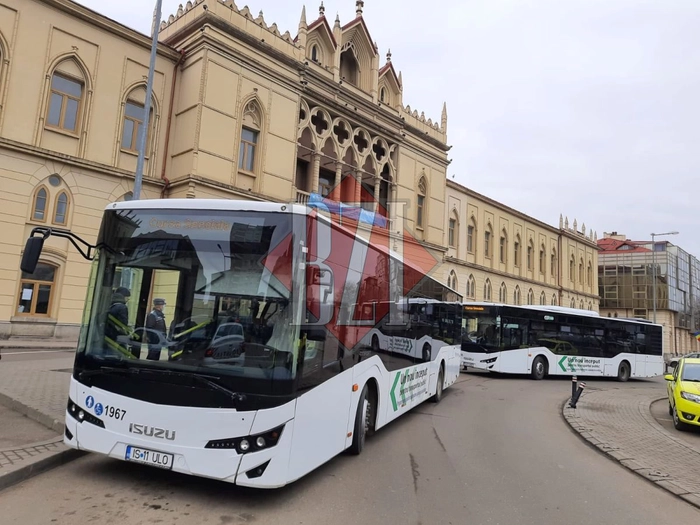 doua autobuze in fata garii