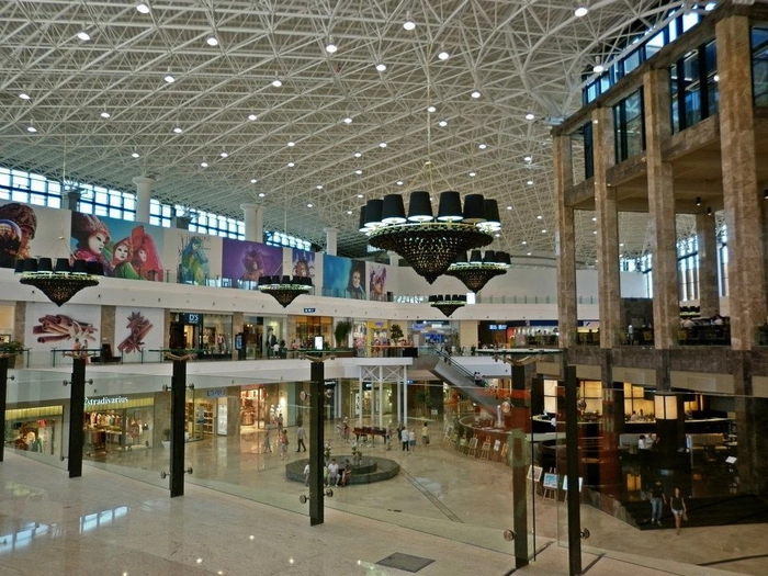 niste persoane in mall