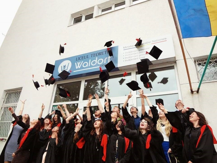 absolventi care arunca toca in fata liceului teoretic waldorf
