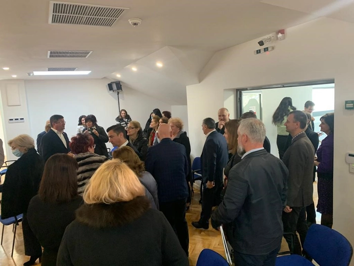 mai multe persoane prezente la conferinta de presa