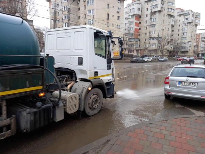 o autoutilitara spala strazile