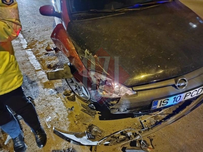  Automobil avariat si trunchiul unei persoane imbracata in uniforma de politist