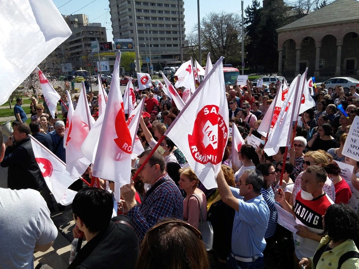  membrii sindicatului Sanitas Iasi protesteaza in centrul orasului