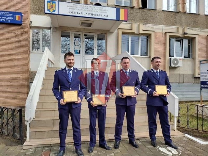 patru politisti in fata sediului politiei municipale