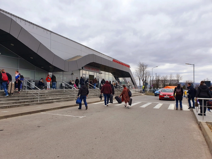  persoane care merg la Aeroport
